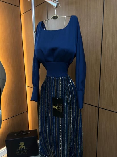 فستان سهرة كحلي بأكمام طويلة وتنورة مطرزة فاخرة