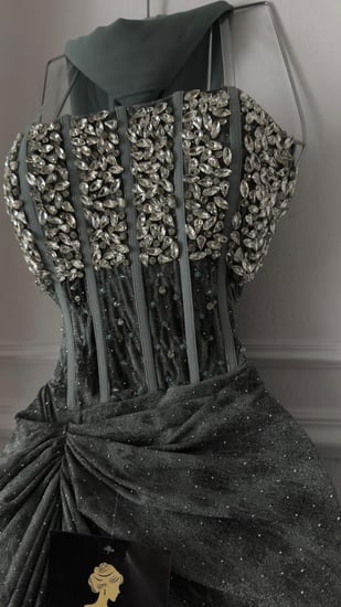 فستان سهرة مطرز فصوص بتفاصيل فاخرة وأسلوب عصري