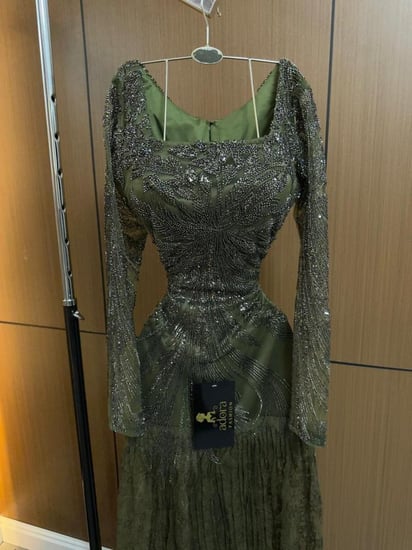 فستان سهرة أخضر زيتي مطرز كريستال بتفاصيل فاخرة