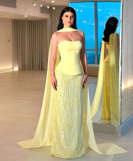 فستان سهرة أصفر ليموني بتصميم كورسيه وتنورة مطرزة لامعة