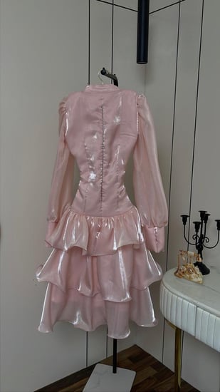 فستان وردي قصير بكشكش وياقة