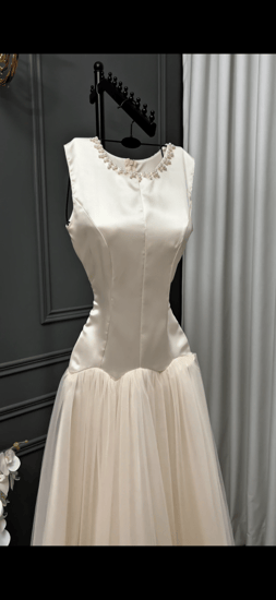 فستان سكري ميدي بتطريز لؤلؤ