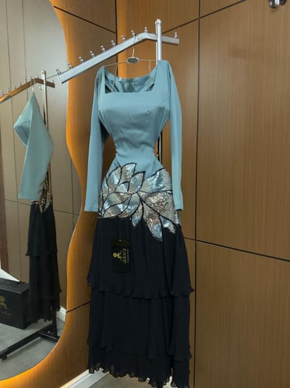 فستان بتطريز زهري ترتر وتنورة شيفون طبقات