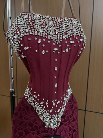 فستان سهرة نبيتي كورسيه مرصع بالأحجار وتنورة دانتيل