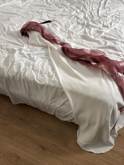 فستان أبيض شيفون وردي