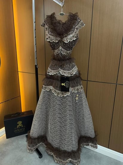 فستان سهرة بني ملكي بطبقات دانتيل وتول فاخر