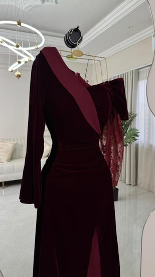 فستان سهرة مخمل عودي