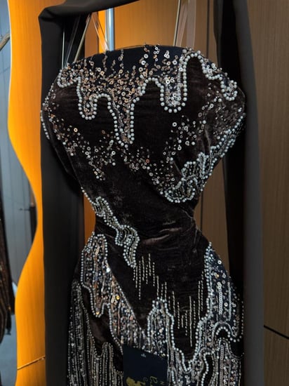 فستان سهرة أسود مطرز بالكريستال تصميم فاخر بدون أكتاف