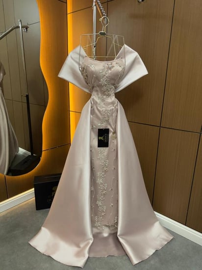 فستان سهرة خمري مطرز بكريستال