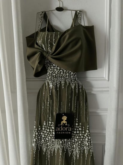 فستان سهرة فاخر بتصميم كورسيه وترتر لامع