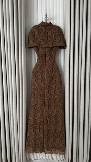 فستان بني دانتيل طويل مع شال