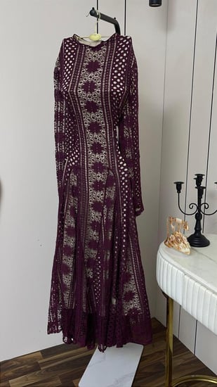 فستان دانتيل طويل بنقشة مميزة