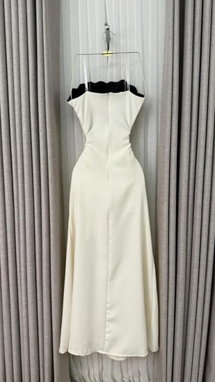 فستان ميدي أنيق أوف وايت بتفاصيل دانتيل أسود مطرز