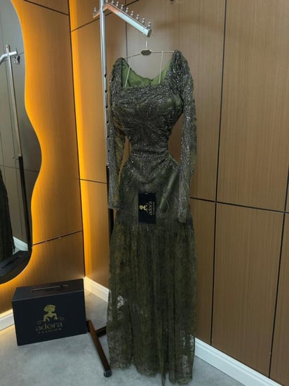 فستان سهرة أخضر زيتي مطرز كريستال بتفاصيل فاخرة