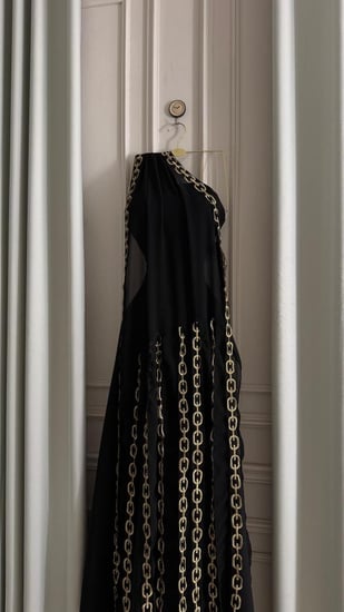 فستان سهرة أسود بتفاصيل سلاسل ذهبية