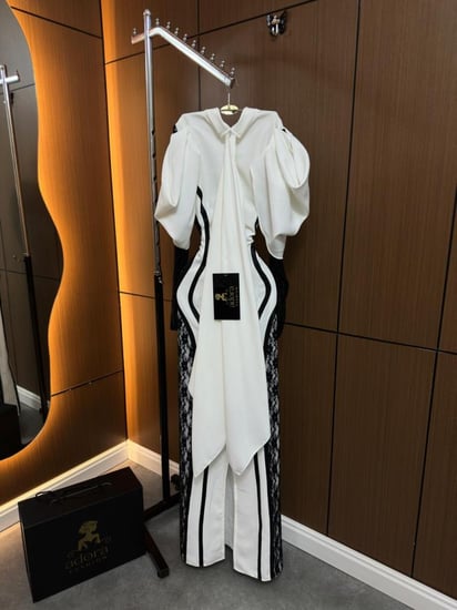 فستان سهرة أبيض وأسود بتفاصيل دانتيل جانبية وتصميم محدد للقوام