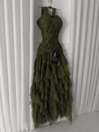 فستان سهره زيتي مكشوف الاكتاف