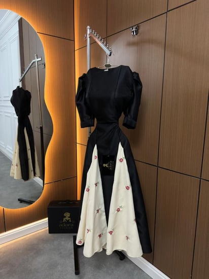 فستان سهرة أسود بقصة درامية وتنورة داخلية مطرزة بالورود