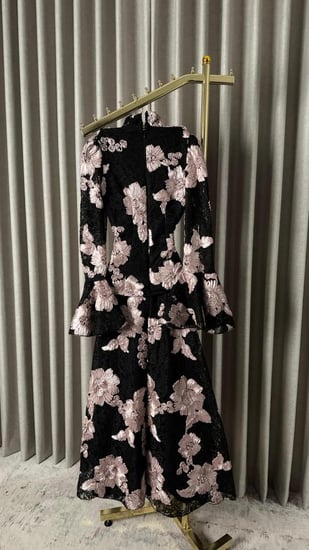 فستان سهرة أسود بورود وردي