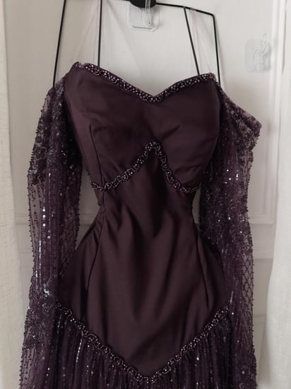 فستان سهرة بنفسجي داكن فاخر بتصميم أنيق