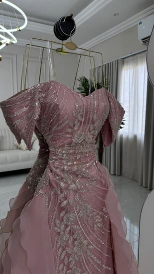 فستان سهرة وردي تطريز