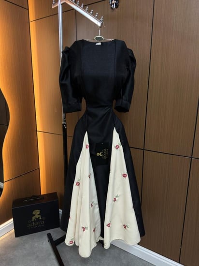 فستان سهرة أسود بقصة درامية وتنورة داخلية مطرزة بالورود