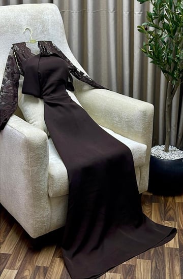 فستان سهرة بني داكن بأكمام دانتيل وتصميم أنثوي فاخر