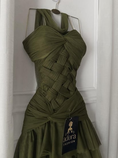 فستان سهره زيتي مكشوف الاكتاف