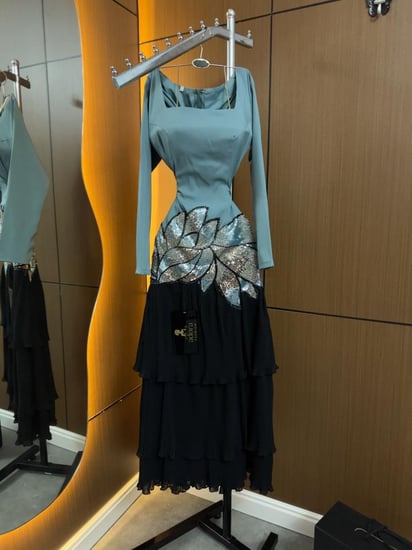 فستان بتطريز زهري ترتر وتنورة شيفون طبقات