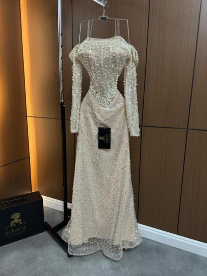 فستان سهرة شامبين مرصع باللؤلؤ والكريستال