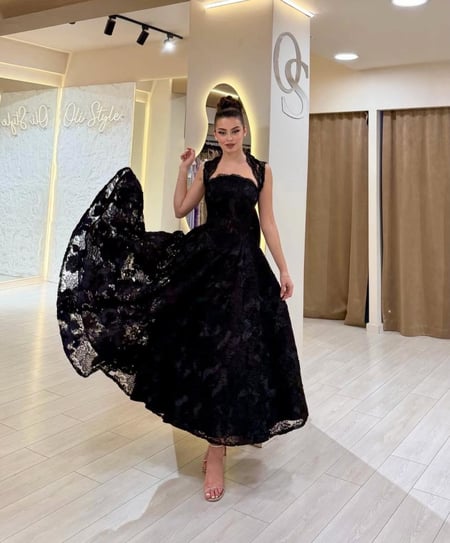 فستان أسود دانتيل بتصميم ملكي منفوش