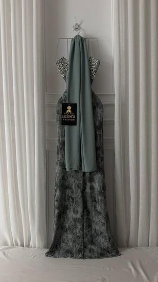 فستان سهره مطرز بفصوص براقة لإطلالة ملكية راقية