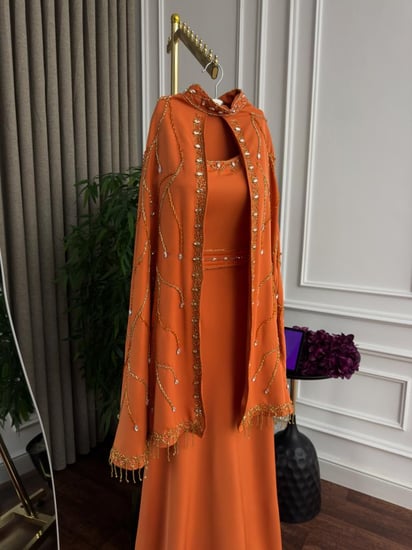 فستان سهرة أنيق بخامة عالية الجودة لإطلالة راقية في السهرات والمناسبات الخاصة.