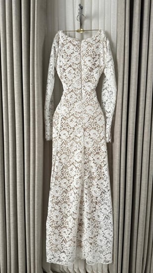 فستان أبيض دانتيل بأكمام طويلة