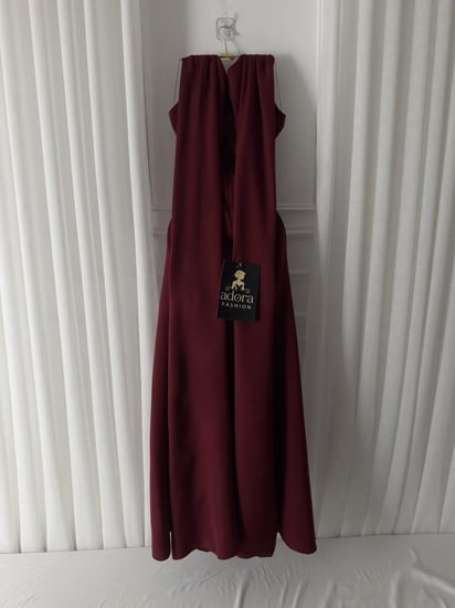 فستان سهرة باربي خمري بربطة خصر أنثوية