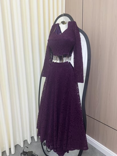 فستان سهرة ميدي دانتيل بلون البنفسجي الملكي