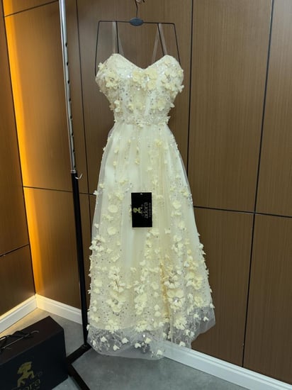 فستان سهرة ليموني بتطريز فاخر وورود ثلاثية الأبعاد