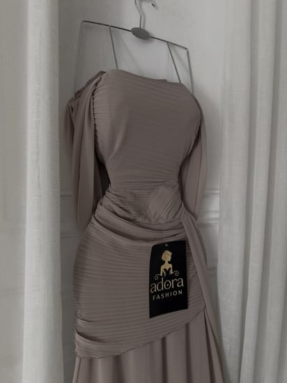 فستان نود ناعم بقصة خصر مميزة