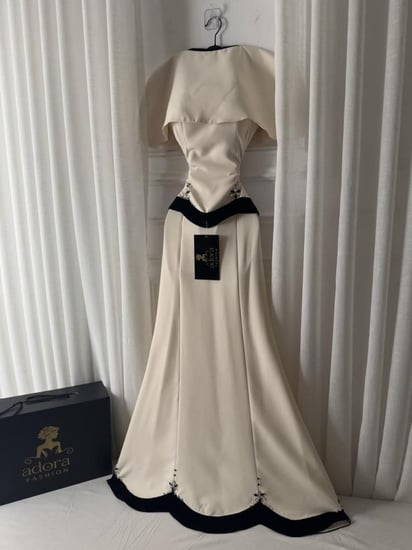 فستان أوف وايت بلمسة سوداء وقصة ملكية