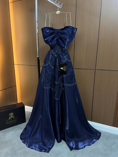 فستان سهرة كحلي ملكي بفيونكة كبيرة وكاب ساتان