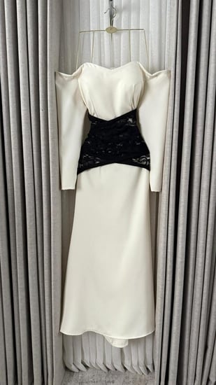 فستان أوف وايت ميدي بحزام دانتيل أسود