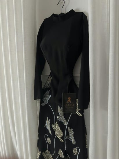 فستان أسود بتطريز فضي