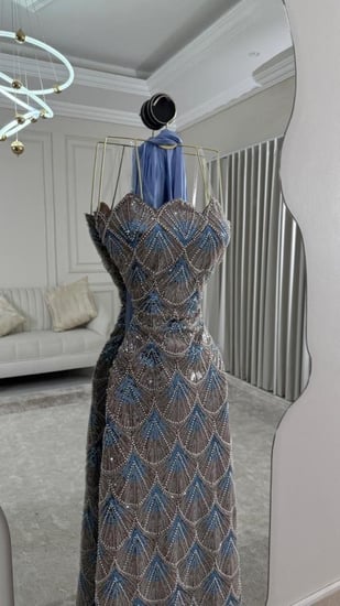 فستان أزرق رمادي بتطريز هندسي فاخر