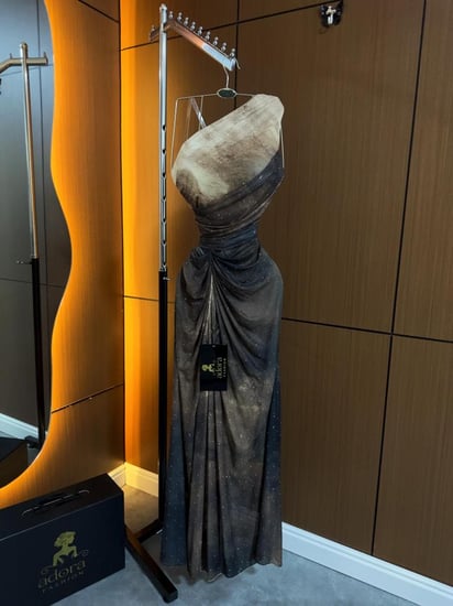 فستان سهرة رمادي متدرج لامع كتف واحد