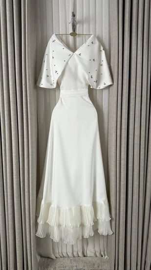 فستان أبيض بكاب مرصع