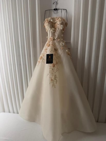 فستان سهرة أوف وايت بتطريز ورد ثلاثي الأبعاد