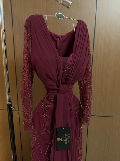 فستان سهرة خمري بأكمام طويلة