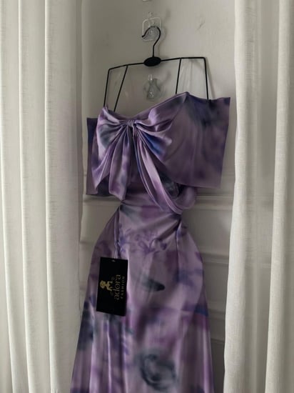 فستان سهرة بنفسجي ساتان بتصميم فيونكة صدر كبيرة