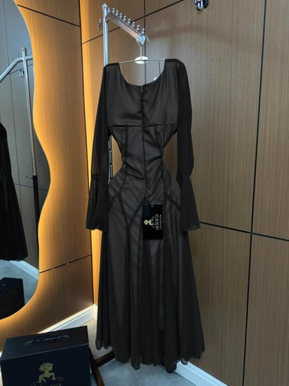 فستان سهرة أسود طويل بتصميم كورسيه وأكمام شيفون فاخرة