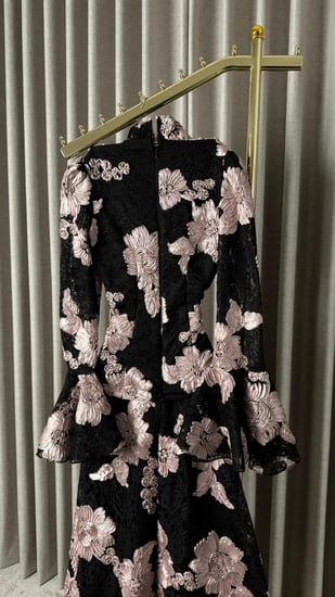 فستان سهرة أسود بورود وردي